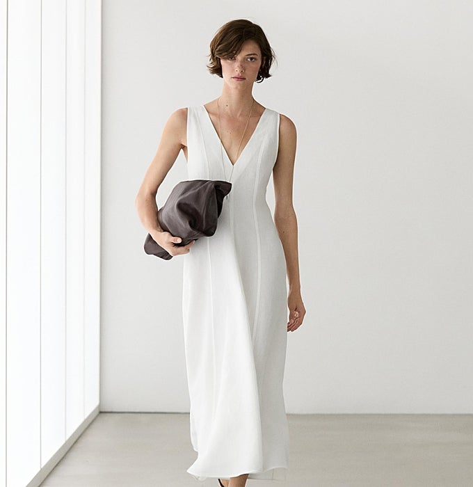 Vestido vaporoso con escote en V.