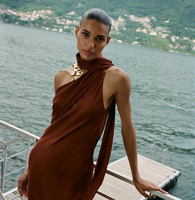Vestido marrón con detalle en el cuello.