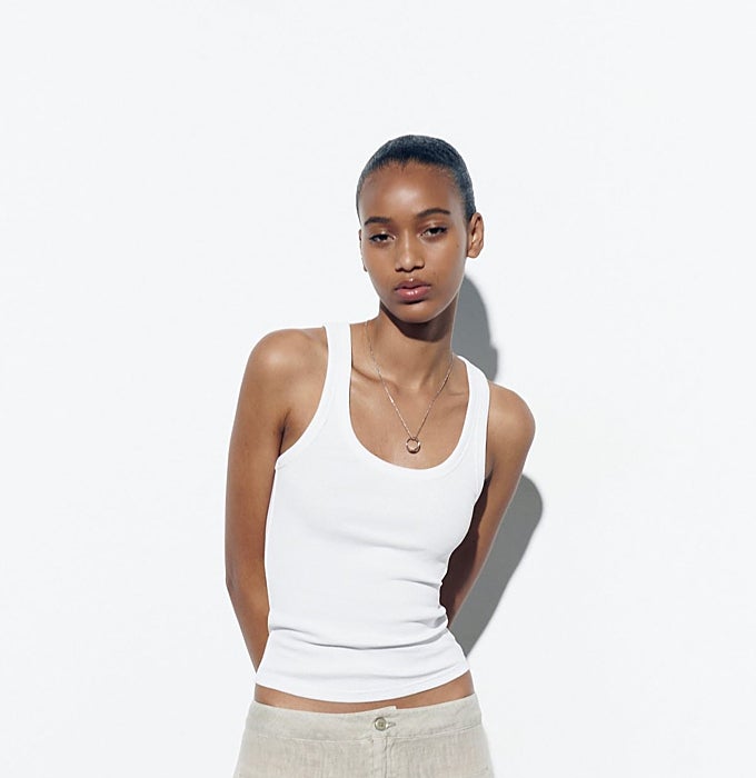 Camiseta blanca de tirantes.
