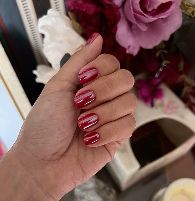 Manicura efecto acabado cromado en tono cereza.