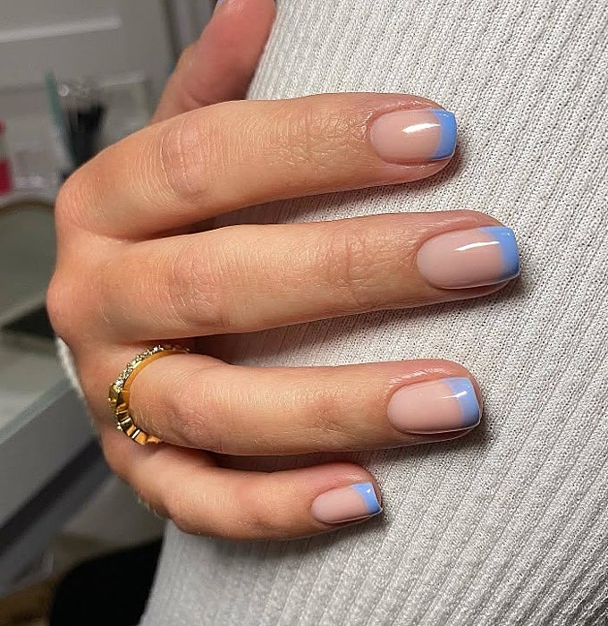 Manicura francesa reinterpretada en color azul.