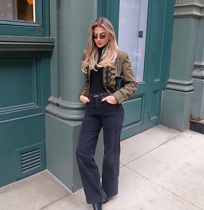 'Total look black' con chaqueta napoleónica.