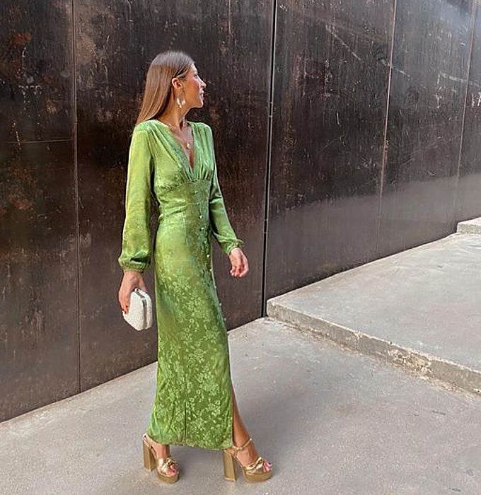 Vestido de terciopelo en verde con escote en V y mangas abullonadas.