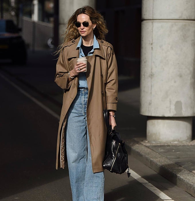 Gabardina larga marrón, pantalones vaqueros y camisa 'denim'.