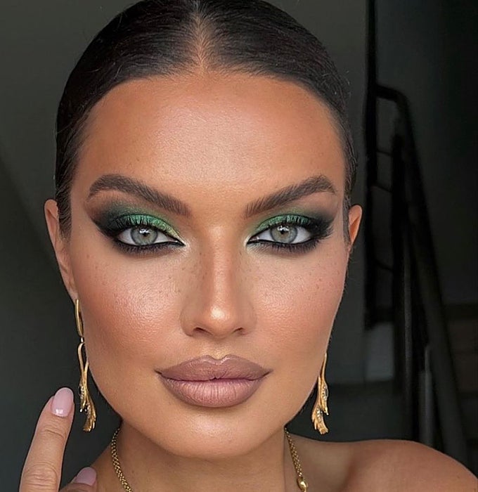 Sombra de ojos en tono esmeralda.