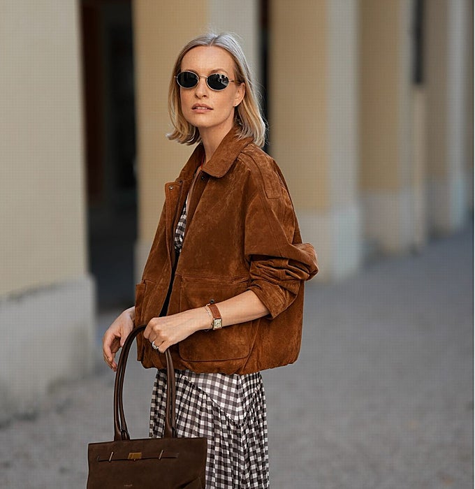 Vestido de cuadrados marrón y blanco, chaqueta y bolso de ante marrón.