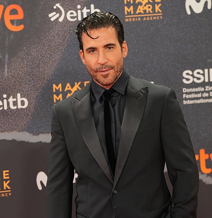 El actor con un traje de sastre negro de la firma Armani.