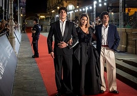 Javier Calvo y Javier Ambrossi posan junto a Penélope Cruz.