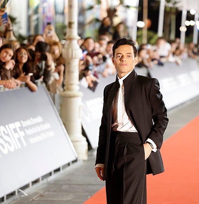 Rami Malek con el traje de la firma Gucci.
