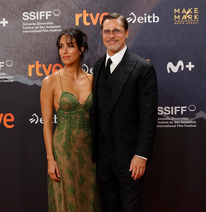 Inés diseño lencero verde en encaje y Brad traje negro de tres piezas de sastrería tradicional.