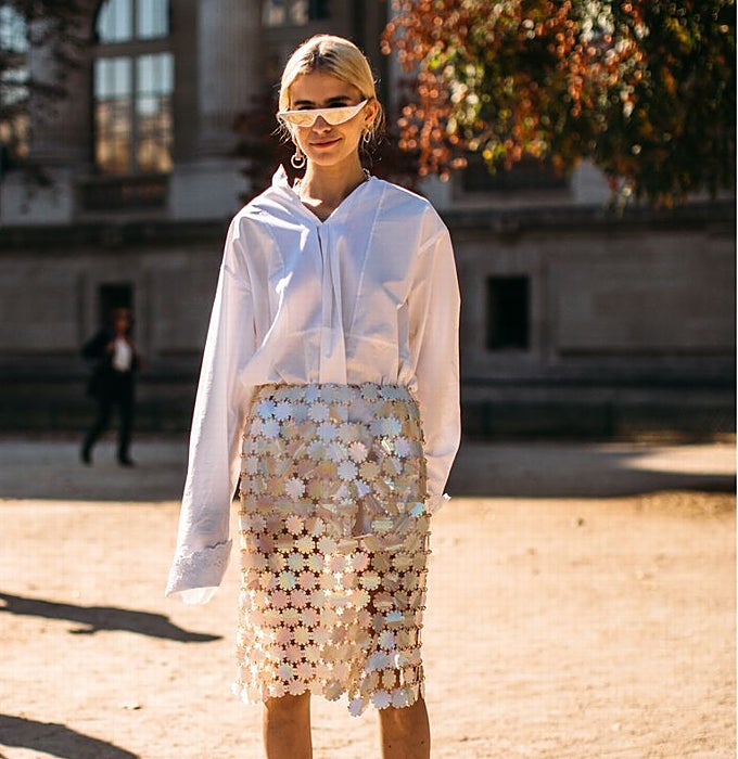 Camisa blanca y falda de lentejuelas.