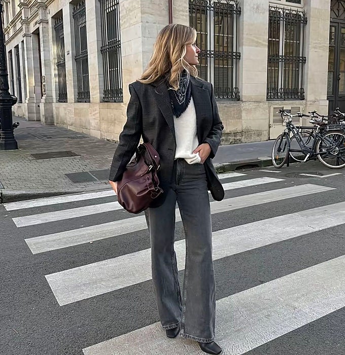 'Blazer' gris, jersey blanco y pantalones grises.