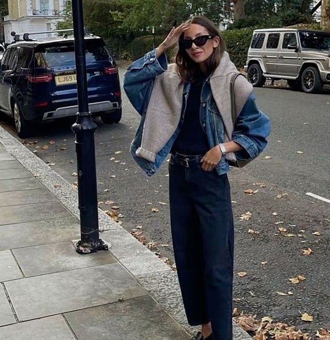 Chaqueta vaquera, jersey beige y pantalón vaquero.