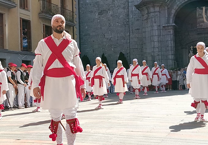 Julen Uranga, dirigiendo a los bordondantzaris por la mañana antes de la procesión.