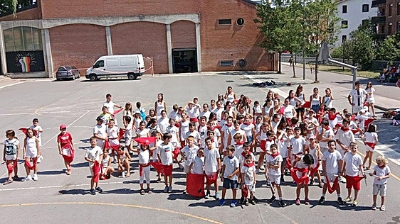 Los participantes de los udalekus dan la bienvenida a los Sanfermines