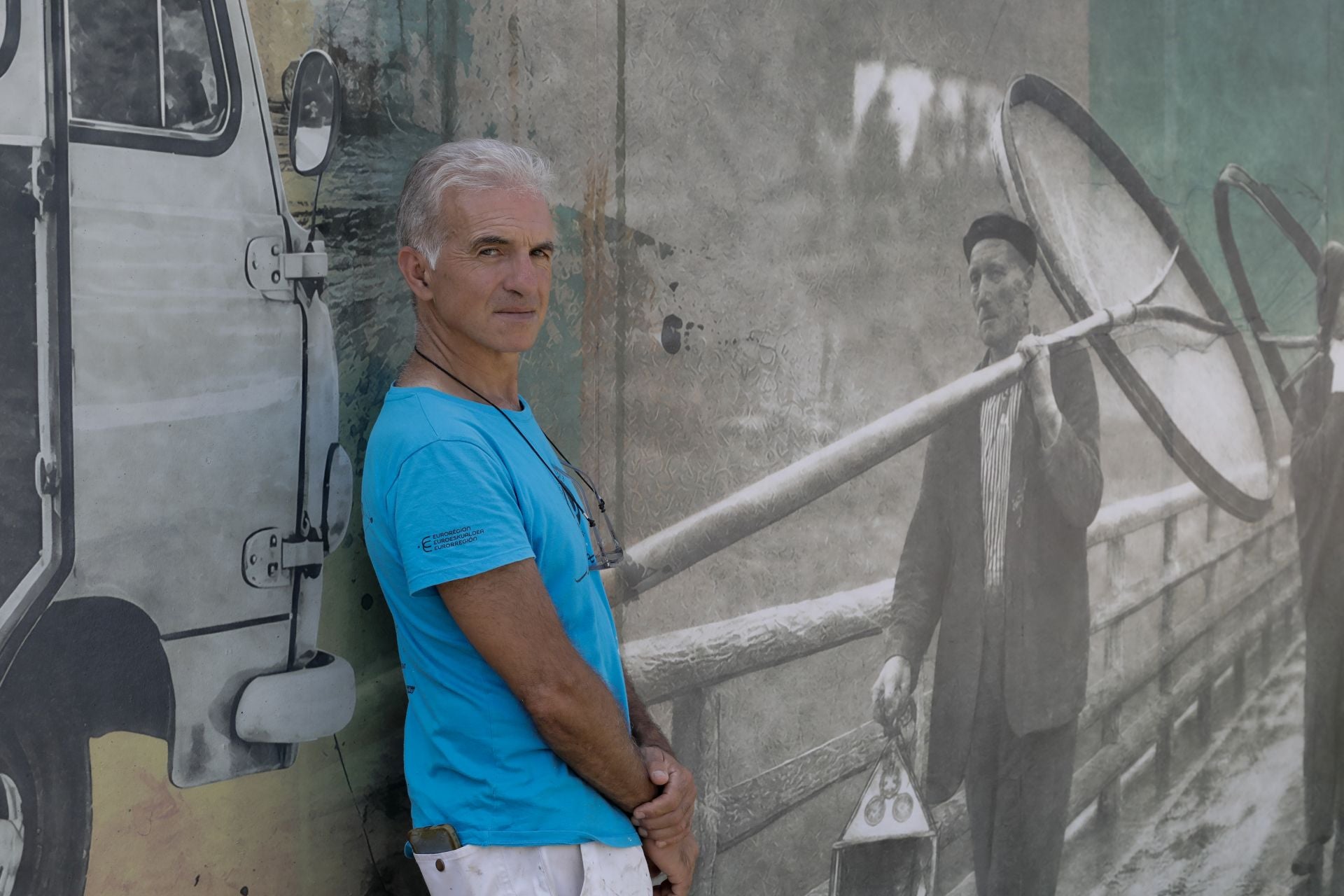 El artista hernaniarra Victor Goikoetxea, junto a una de la piezas pictoricas del mural.