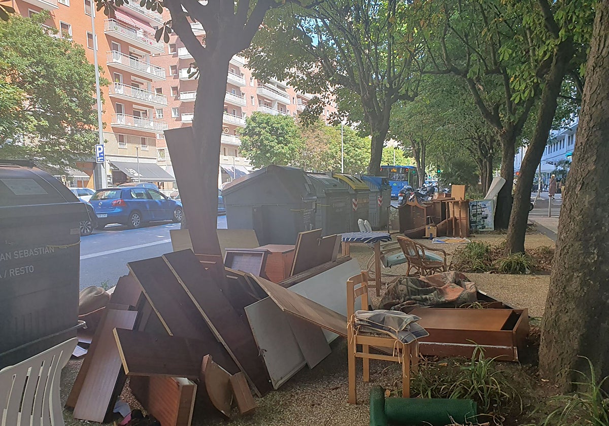 Sirimiri: Muebles abandonados en medio de la acera