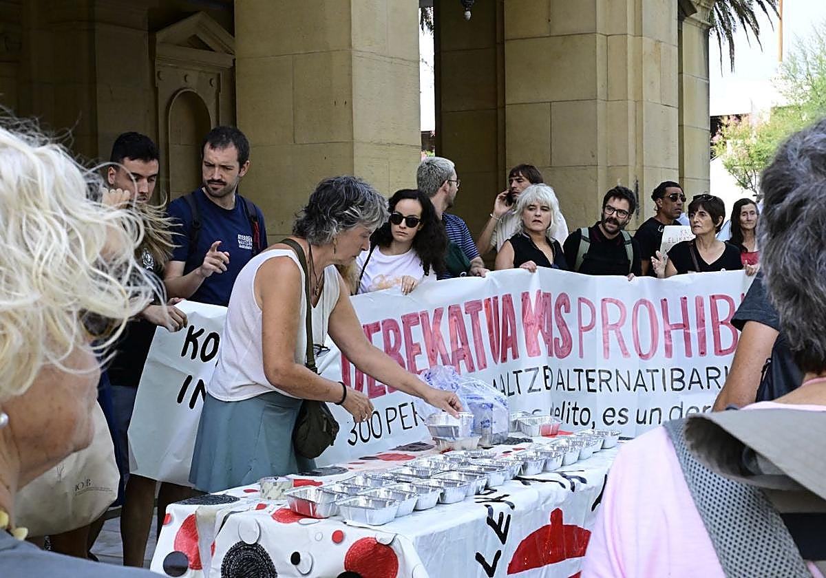 Kaleko Afari Solidarioak insta al Ayuntamiento de Donostia a organizar un comedor social si prohíbe las cenas