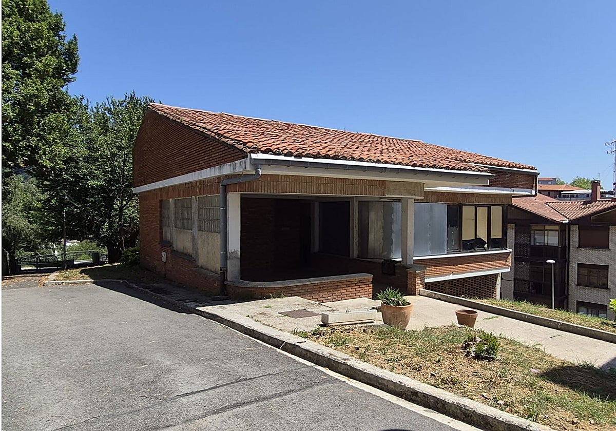 «Se pelean con navajas y venden droga»: los vecinos se plantan ante la degradación de un edificio municipal okupado en Donostia