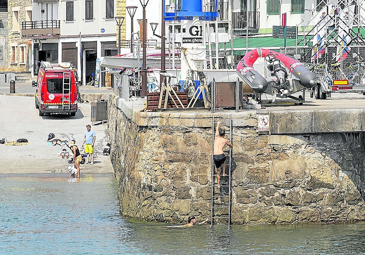 De bucear a por monedas a las multas de 12.000 euros: la histórica tradición del Muelle de San Sebastián que está a punto de desaparecer
