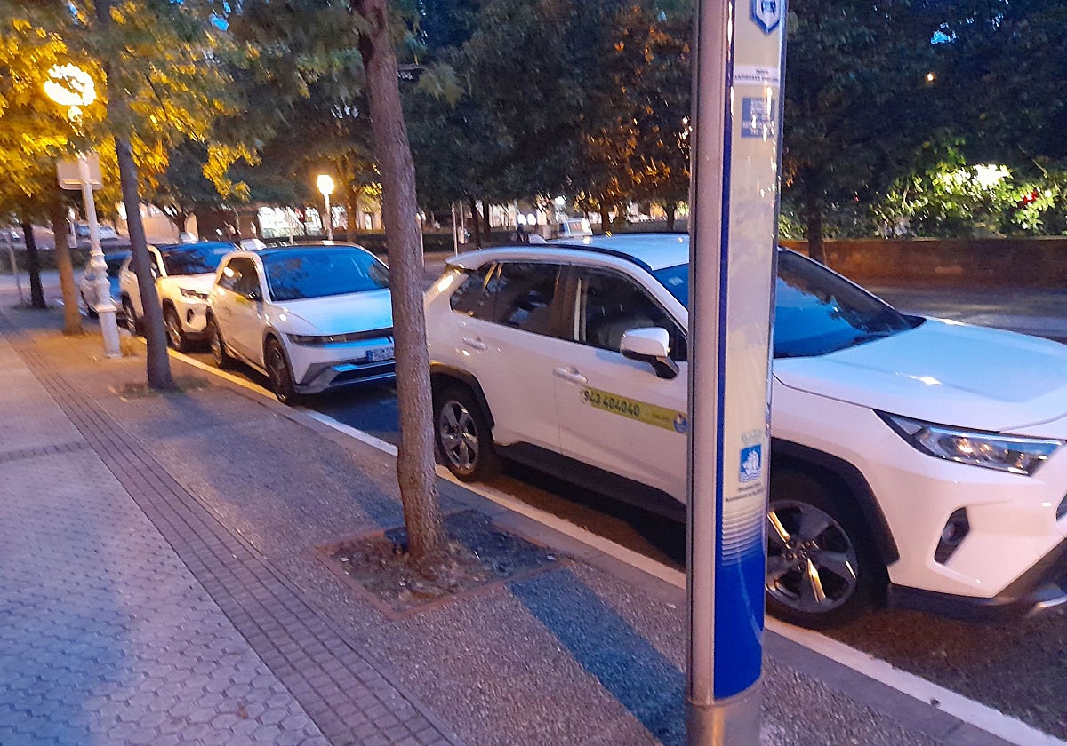 Sirimiri: Taxis inoperativos ocupando la parada: «Me parece una vergüenza»