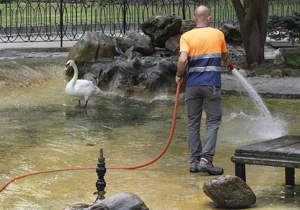 Sirimiri: manguerazo al estanque de la plaza Gipuzkoa