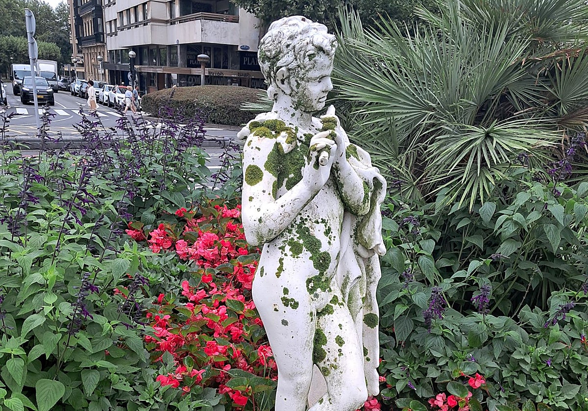 Sirimiri: Una escultura cubierta de verdín en pleno Centro
