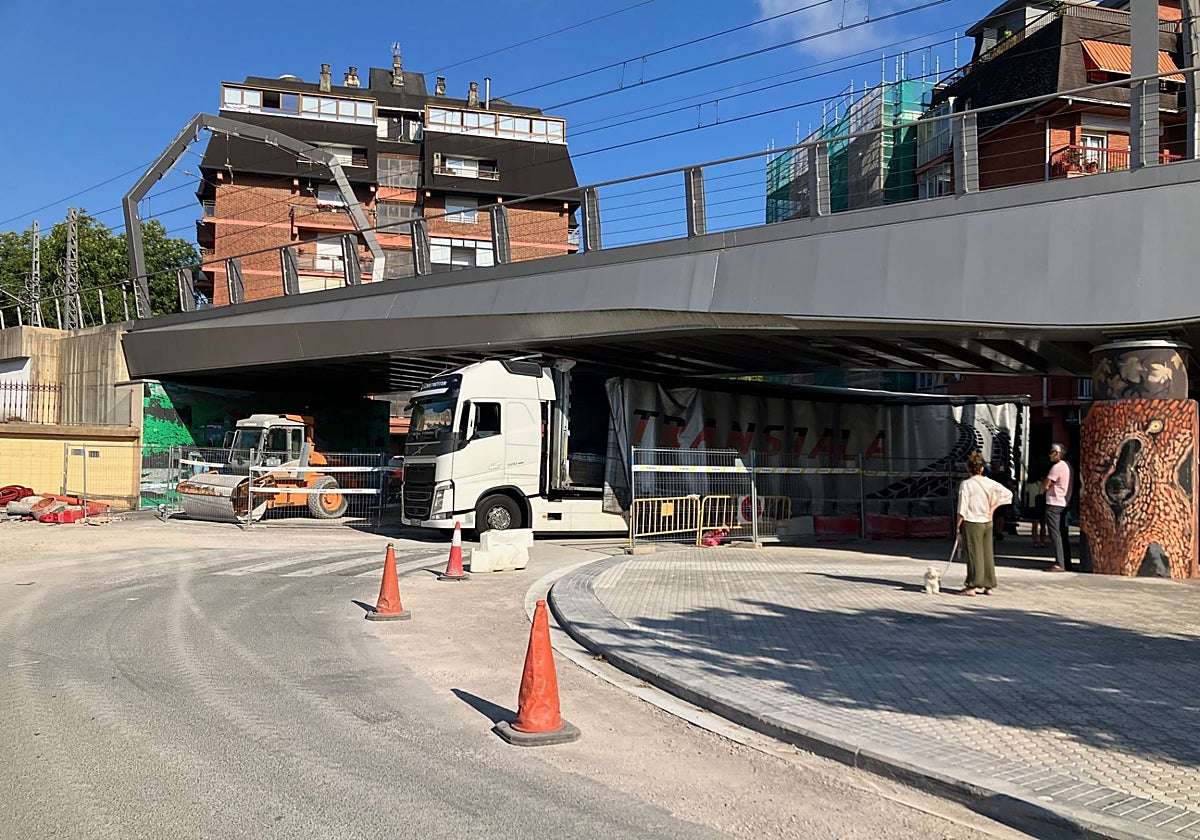 Sirimiri: Camión atascado en el viaducto de Loiola