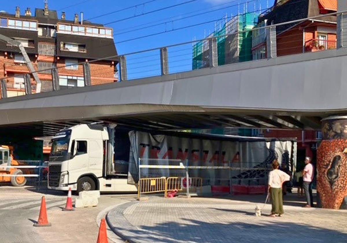 «Se escuchó un fuerte ruido»: un camión logra salir tras 10 minutos atascado en el puente de Loiola en San Sebastián