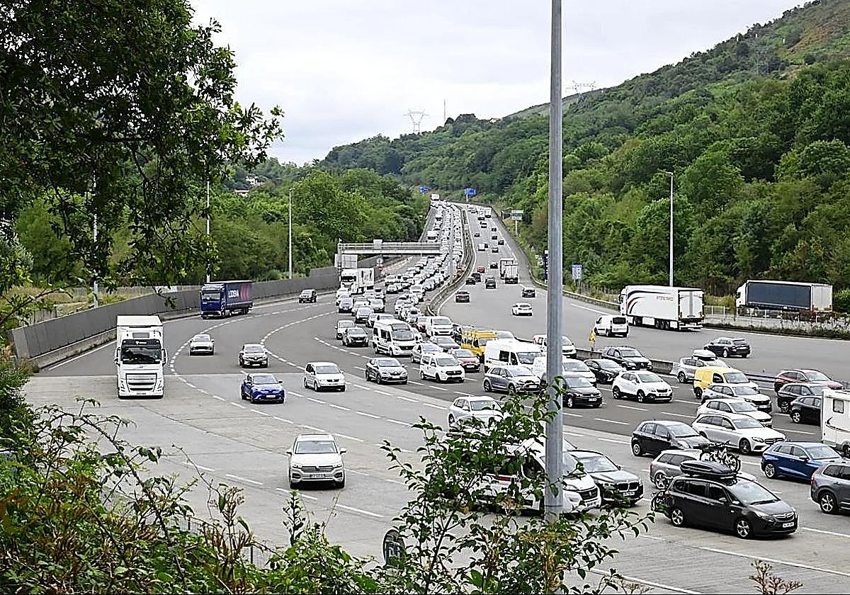 La AP-8 en Irun sentido Bilbao vuelve a la normalidad tras registrar 7 kilómetros de retenciones