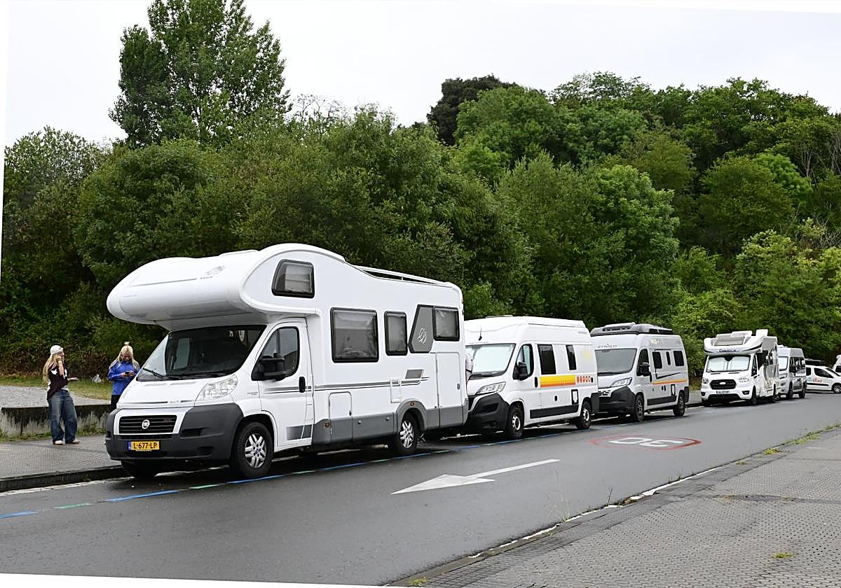 Entre cuatro y cinco sanciones diarias a autocaravanas por acampar en la calle en Donostia