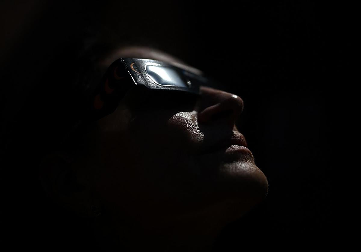 Miguel Ruiz, oftalmólogo: «En solo unos segundos la observación del eclipse solar puede provocarte una quemadura irreversible en la vista»