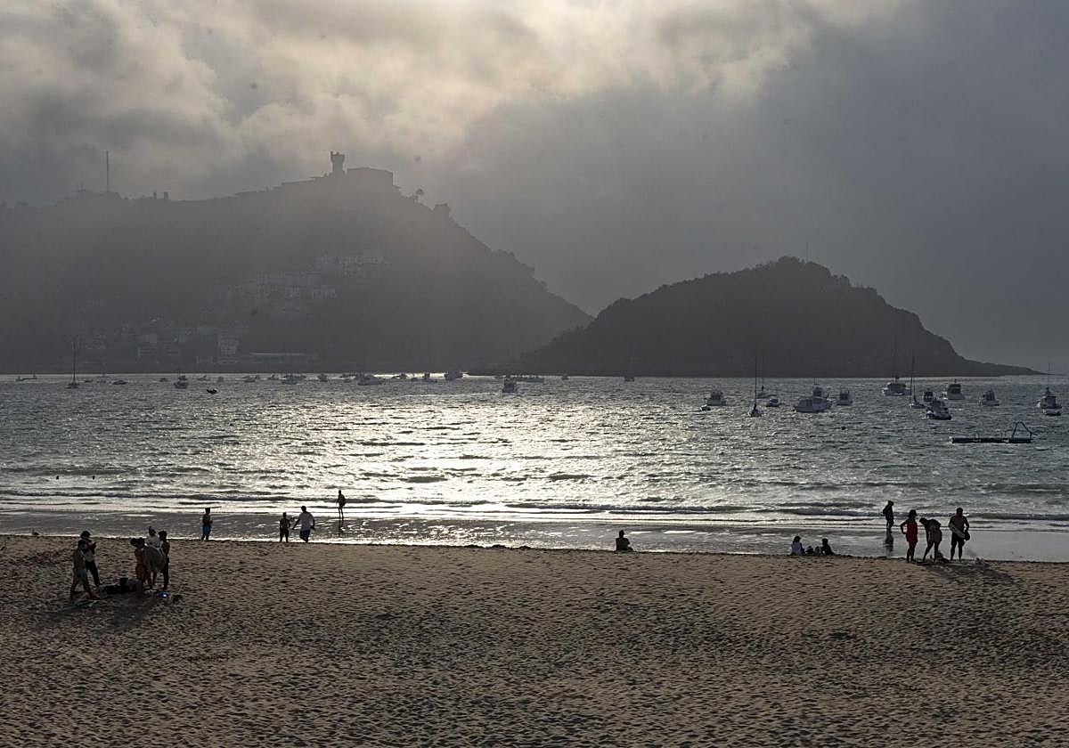 Rescatado inconsciente un joven en la playa de La Concha
