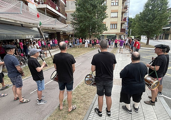 Goizeko Ihintza eta kamisiyua osatzen dutenak kantari jai hasieran.