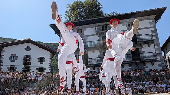 Dantza saio bikaina San Tiburtzio egun handian