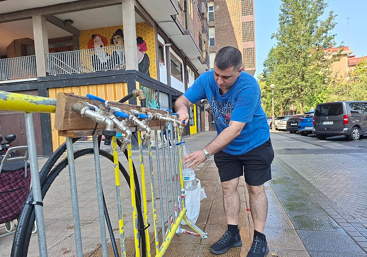 Sin agua en Lasarte | Modes, vecina afectada: «Hemos estado como antaño, recogiendo agua en la calle con cubos»