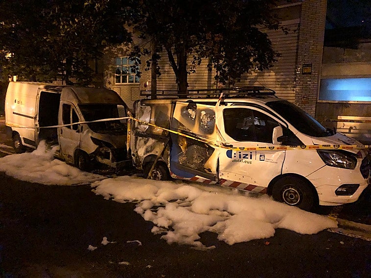 Arden dos furgonetas del servicio de bicicletas Dbizi en Amara