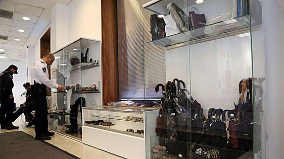 De carteras a una pulidora de suelos: los artículos más insólitos que esconde el almacén de objetos perdidos de Donostia
