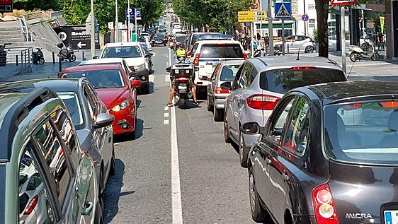 Colapso en el Centro de Irun: «Llevamos veinte minutos atrapados»