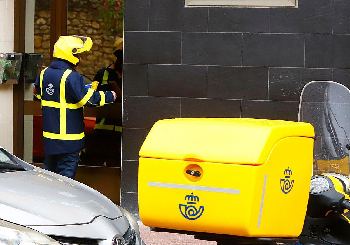 Condenado un repartidor de Correos que escondió 200 cartas en una taquilla y falsificó la entrega de otras 30 en Zarautz