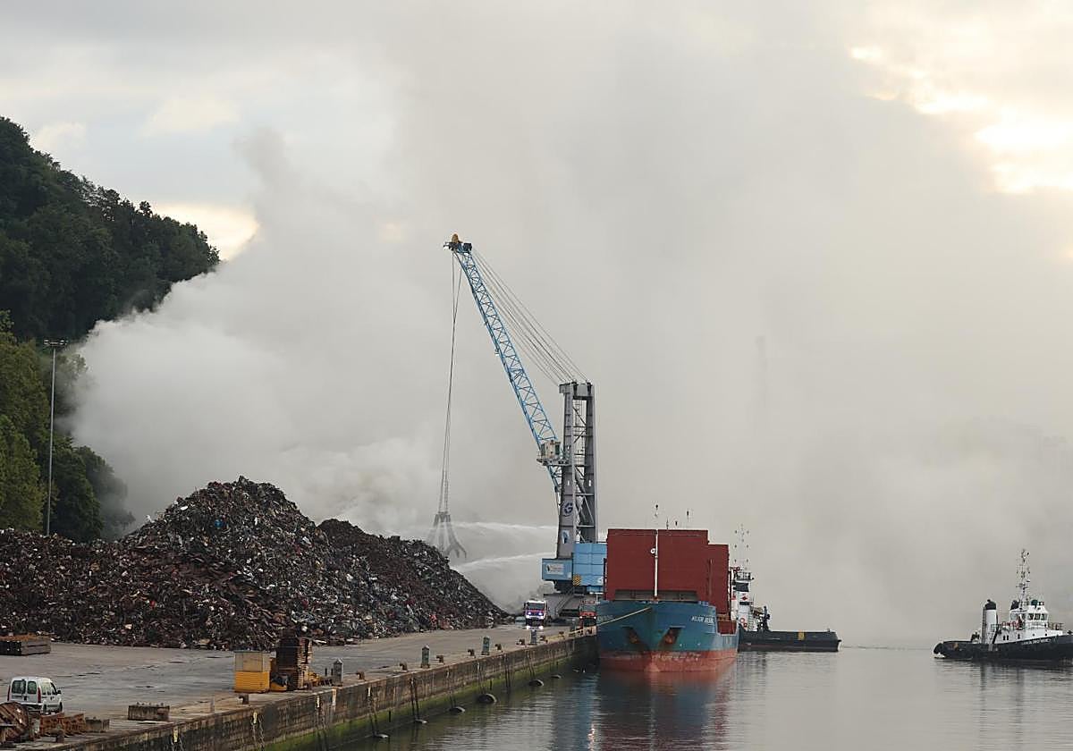 Un incendio de chatarra en el puerto de Pasaia obliga a confinar a la población durante varias horas