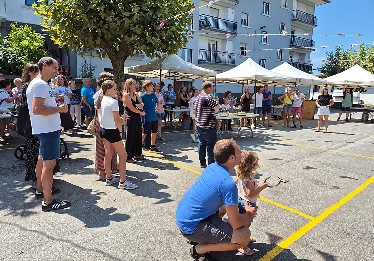 San Bartolomeak giro onean ospatzen ari dira, patata tortilla lehiaketarekin