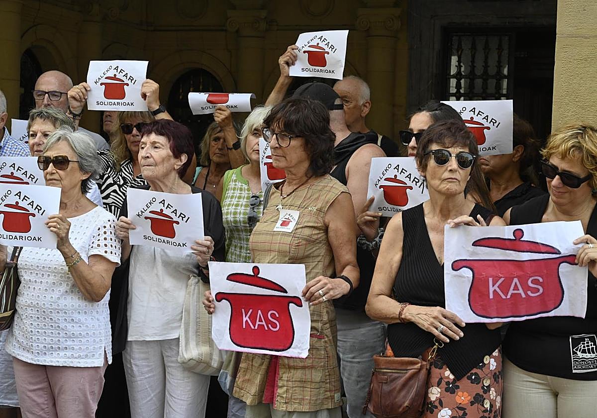 KAS denuncia que se «identifica, vigila y amenaza con sanciones» a quienes reparten bocadillos en Donostia