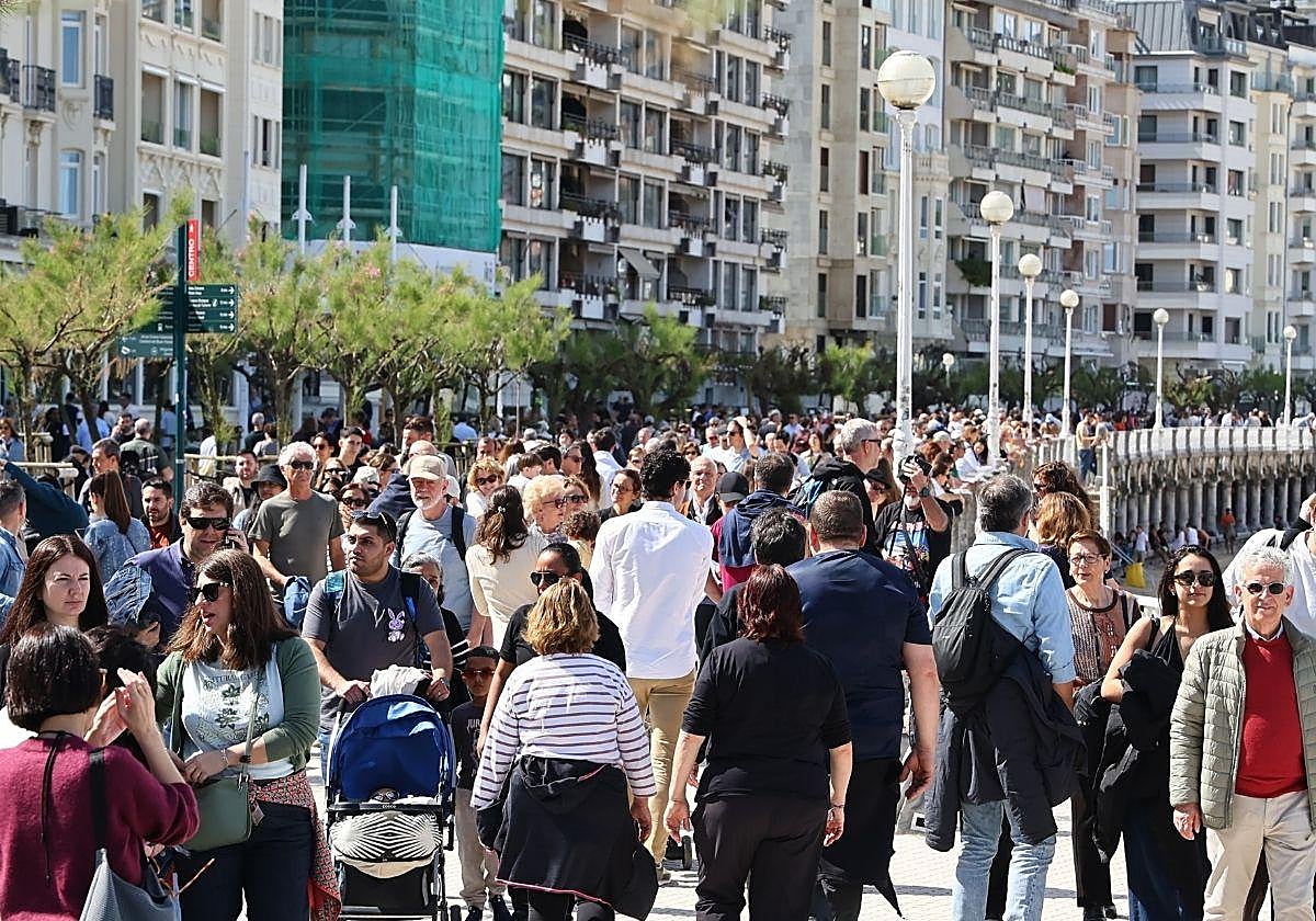 Absuelven a un donostiarra de colocar carteles llamando «traidor» y «enano mental» a otro hombre en San Sebastián