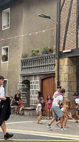 Imagen secundaria 2 - Ederki pasa zuten buruhandi eta tokan.