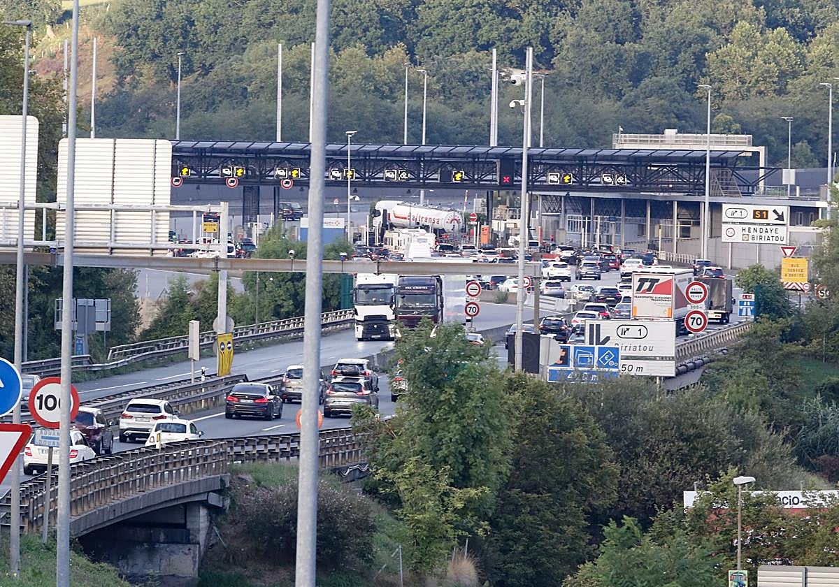 La historia se repite: las retenciones en la AP-8 en Irun vuelven a alcanzar los ocho kilómetros