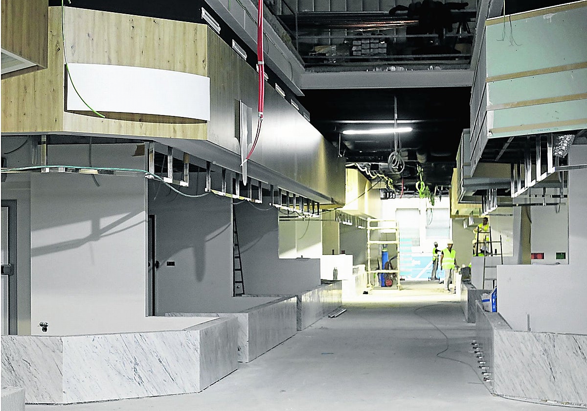 El nuevo mercado de la Bretxa coge forma entre mármoles de Carrara, madera y terrazo continuo