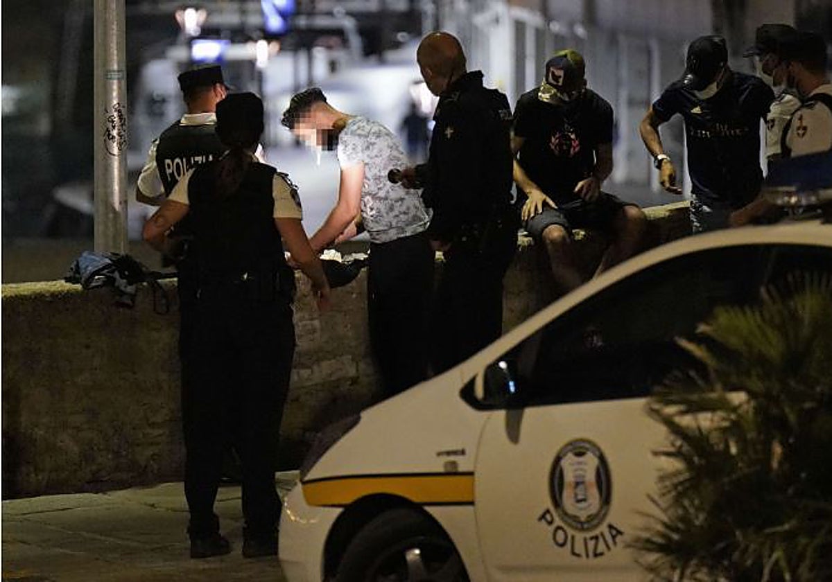 Prisión para el delincuente que atacó por la espalda a una mujer de 80 años en Donostia para robarle su crucifijo de oro