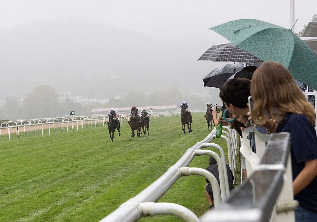 Buena acogida y ambiente en el Hipódromo para cerrar el mes central de la temporada estival