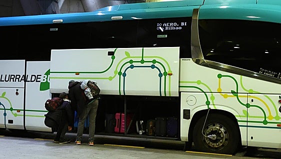 Lurraldebus permitirá vender los billetes de las plazas que queden libres en el último bus Loiu-Donostia